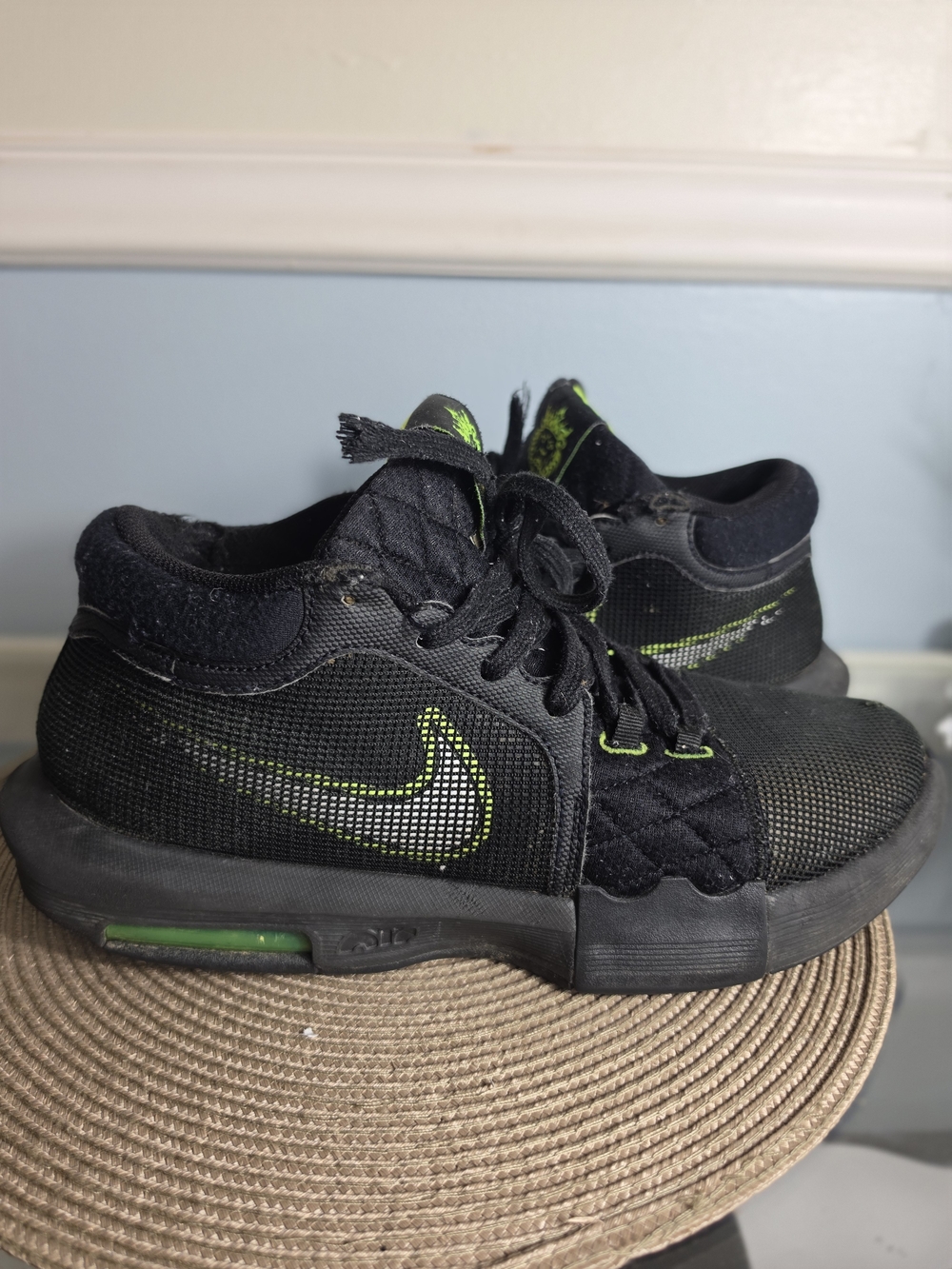 Nike Lebron Witness VIII Black Volt Green Lion Mens Shoes Size 10.5